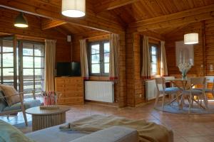 พื้นที่นั่งเล่นของ Familienurlaub im Wald am Twistesee Ferienhaus 20 nur 300 m zum See - Grill & Terasse & hundefreundlich - Twistesee-Ferien
