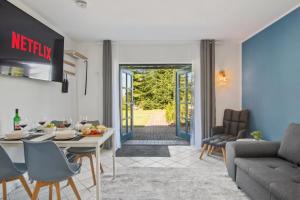 a kitchen and living room with a table and chairs at Blue Pearl Dümmer-See Bungalow in Hüde