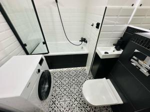 Un baño con inodoro, ducha y lavabo. en Apartament pod Książem, en Wałbrzych 16 fotos más