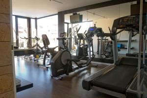 een fitnessruimte met diverse loopbanden en cardio-apparatuur bij Central Apartamentos Bogotá in Bogota