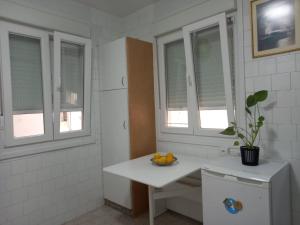 cocina blanca con fregadero y ventanas en Casa "O Forte" en la playa, Espectacular ubicación, en Cangas de Morrazo 57 fotos más