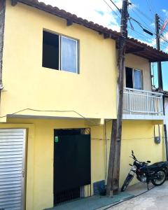 Ein Motorrad parkte vor einem gelben Haus in der Unterkunft POUSADA Kit net pacoti in Pacoti + 3 Fotos
