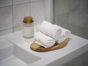einen Stapel Handtücher auf einer Theke im Bad in der Unterkunft Feel Canteras in Las Palmas de Gran Canaria