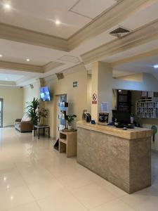 a lobby of a hospital with a reception counter at Hotel Plaza Express in Torreón