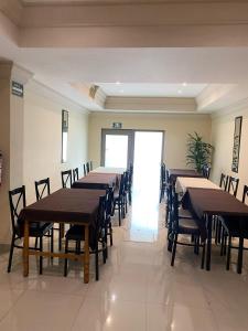 a row of tables and chairs in a room at Hotel Plaza Express in Torreón