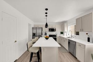 une cuisine avec des placards blancs et un comptoir blanc dans l'établissement Heart of Henderson, à Las Vegas