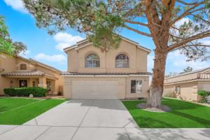 une grande maison avec un arbre devant dans l'établissement Heart of Henderson, à Las Vegas