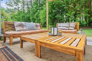 Gallery image of Cozy 2BR Retreat with BBQ, WIFI & Parking in Raleigh