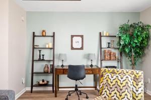 Gallery image of Cozy 2BR Retreat with BBQ, WIFI & Parking in Raleigh