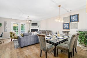 Gallery image of Cozy 2BR Retreat with BBQ, WIFI & Parking in Raleigh +35 photos