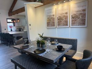 リバプールにあるStylish city centre Penthouseのテーブルと椅子のあるダイニングルーム
