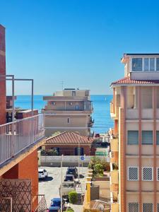 une ville avec des bâtiments et l'océan en arrière-plan dans l'établissement Penthouse Salus sea view terrace, à Lido di Ostia