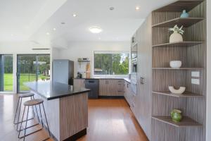 The Ranch - Coastal Farmhouse bringing family and friends together的厨房或小厨房
