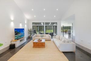 The Ranch - Coastal Farmhouse bringing family and friends together的休息区