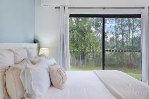 The Ranch - Coastal Farmhouse bringing family and friends together客房内的一张或多张床位