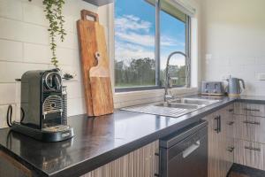 The Ranch - Coastal Farmhouse bringing family and friends together的厨房或小厨房