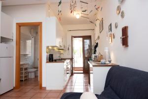 kuchnia i salon z białymi ścianami w obiekcie Casa Ponente con Vista Mare a Macari w mieście Macari