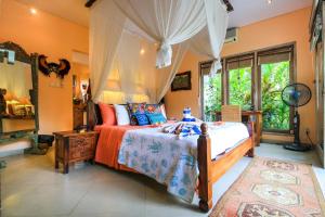 Postel nebo postele na pokoji v ubytování Boho, 3 Bed Villa with Pool and Bungalow in Penestanan, The Brooklyn of Bali! + 25 fotografií