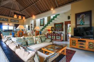 TV a/nebo společenská místnost v ubytování Boho, 3 Bed Villa with Pool and Bungalow in Penestanan, The Brooklyn of Bali!