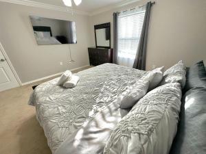 ein Schlafzimmer mit einem großen Bett mit Kissen darauf in der Unterkunft Jeanell's Place in Davenport + 9 Fotos