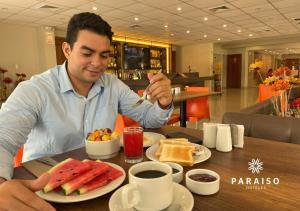 Comida en o cerca de este hotel