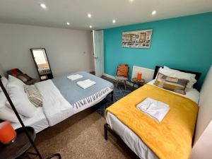 Postel nebo postele na pokoji v ubytování Seaside Chapel Escape Character Home Near Beach Sleep 5