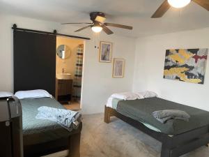 a bedroom with two beds and a ceiling fan at DGM Lofts MTY MN 960 H centro cerca de todo in Monterrey