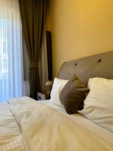 Postel nebo postele na pokoji v ubytování Midtown Prishtina Stays