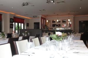 Restoran või mõni muu söögikoht majutusasutuses Zuni Restaurant & Boutique Hotel