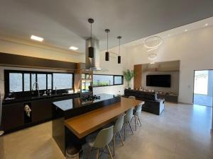 a kitchen and living room with a table and chairs at Chácara de alto padrão in Água Boa