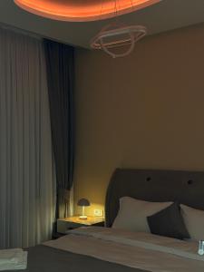 Postel nebo postele na pokoji v ubytování Midtown Prishtina Stays
