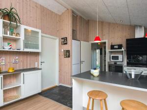 Kuchyň nebo kuchyňský kout v ubytování Holiday home Oksbøl LXXXI