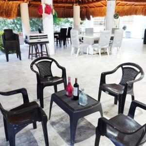 un gruppo di sedie e un tavolo con bottiglie e un pianoforte di Golden House Campestre Para Festival Vallenato a Valledupar