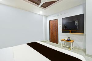 TV a/nebo společenská místnost v ubytování Hotel O RBS Square Inn Uppal
