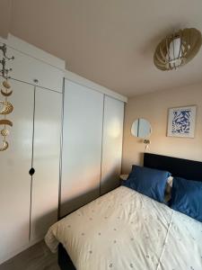 1 dormitorio con 1 cama y armario blanco grande en Sunset bliss, en Katwijk