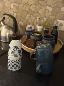 un mostrador con dos tazas y un plato de comida en Sunset bliss, en Katwijk