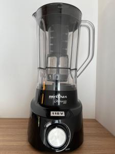 Una licuadora colocada encima de una mesa de madera en Casa na praia Silvana, en Caraguatatuba