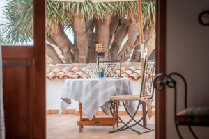 uma mesa com uma toalha de mesa xadrez em CASA RURAL ARONA Eco Hotel Vegetariano Vegano em Arona