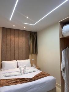 Postel nebo postele na pokoji v ubytování LE Grand Pyramids View & Suites