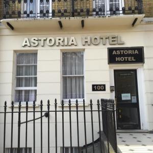 Edificio de hotel aania con una valla delante en Astoria Hotel, en Londres