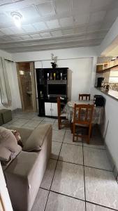 una sala de estar con un sofá y una mesa en Recanto do major, en Petrópolis