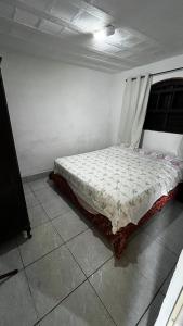 un dormitorio con una cama en una habitación en Recanto do major, en Petrópolis 3 fotos más