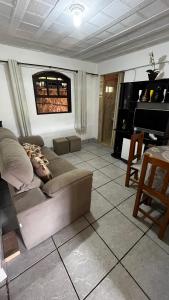 una sala de estar con un sofá y una mesa en Recanto do major, en Petrópolis