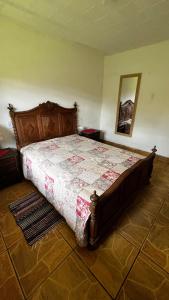 a bedroom with a large bed in a room at Recanto do majo in Petrópolis