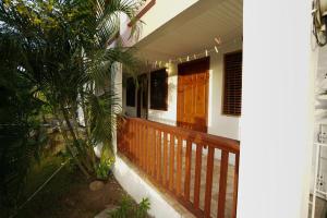 eine Veranda eines Hauses mit einer Holzterrasse in der Unterkunft KC's apartment in Gros Islet