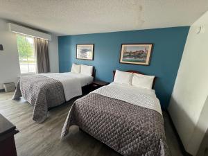 Кровать или кровати в номере Brentwood Inn & Suites