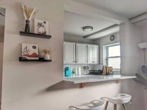 uma cozinha com armários brancos e uma bancada em Stylish & Cozy #1 8 mins to DCA & Washington DC em Alexandria