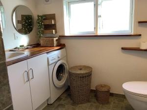 un bagno con lavatrice e lavandino di 2 person holiday home in Grenaa a Grenå Altre 46 foto