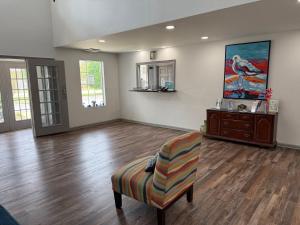 Гостиная зона в Brentwood Inn & Suites +4 фотографии