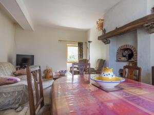 Televisyen dan/atau pusat hiburan di Cottage in an old remote farmhouse